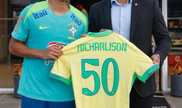 50场20球，里沙利松晒纪念球衣：还有更多故事等待着被书写