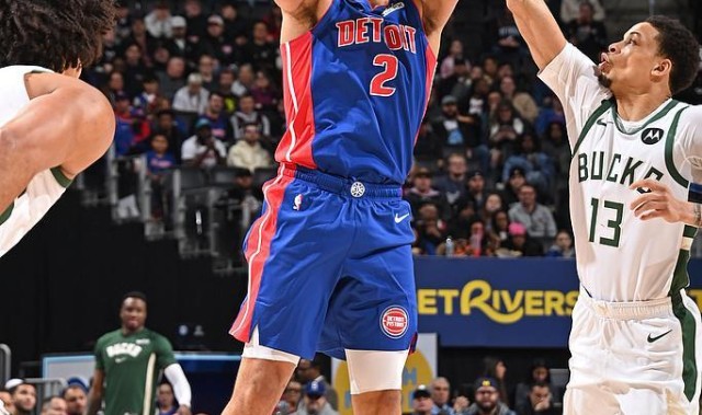 坐稳东部第一！活塞18年首次单季两胜雄鹿 坎宁安23+12引7人上双