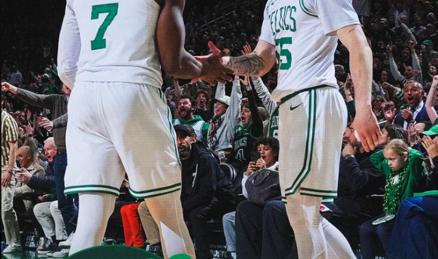 天天盈球直播-单赛季2000分创队史纪录！布朗35+9被挺MVP 塔图姆复出助他剑指一阵|绿凯|波士顿凯尔特人队|杰森-塔图姆|NBA常规赛|夏洛特黄蜂队_新浪新闻