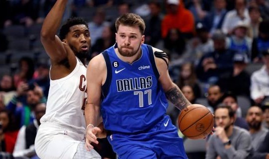 天天盈球直播-【圆桌】高分表演层出不穷 NBA鼓励进攻数据掺水？